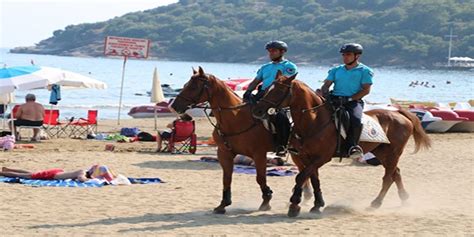 İ­z­m­i­r­ ­s­a­h­i­l­l­e­r­i­n­d­e­ ­­a­t­l­ı­ ­j­a­n­d­a­r­m­a­­ ­d­ö­n­e­m­i­ ­-­ ­S­o­n­ ­D­a­k­i­k­a­ ­H­a­b­e­r­l­e­r­
